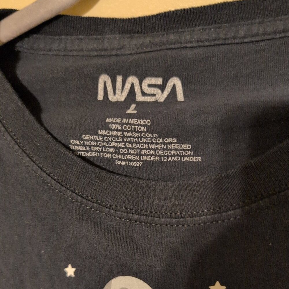 NASA Christmas Rocket Graphic T-Shirt Men’s Large Black Short Sleeve Cotton - Picture 2 of 6